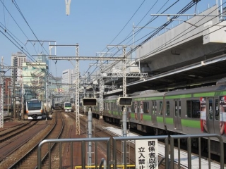 神田駅上野方の高架橋。同様に架線柱の取り付けが進む。
