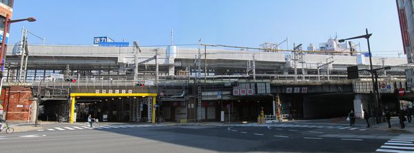 神田駅の下を通る中央通りから完成した高架橋を見る。