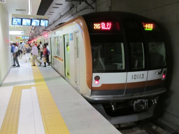 元町・中華街駅終端側のホーム延長部分に停車中の10両編成の列車。