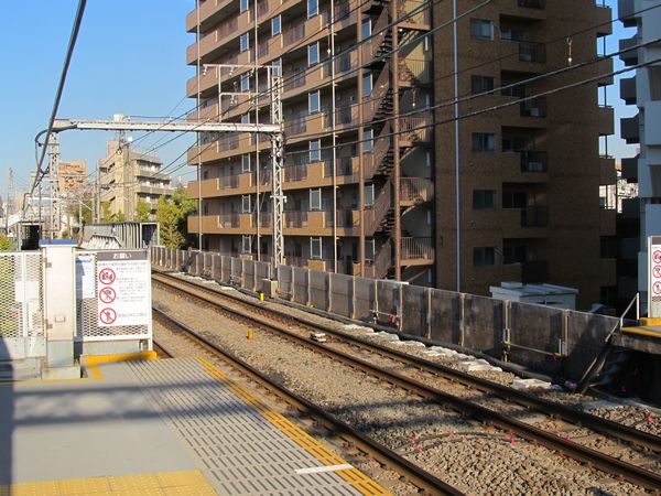 都立大学駅ホーム渋谷寄りで開始された優等列車対応通路新設工事。