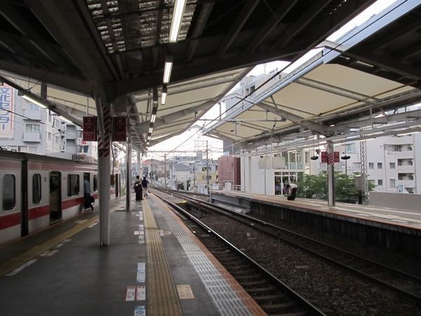 副都心線直通開始時点では完成が間に合わなかったホーム横浜寄りの屋根も完成した。