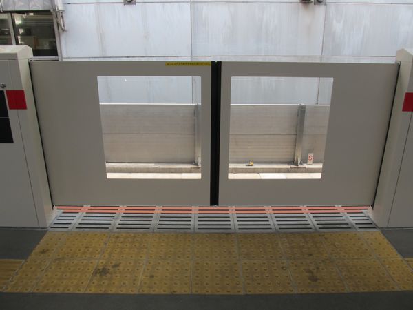 東横線のホームドアは副都心線と同様車両のドア位置の違いに合わせて複数の開口幅が用意されている。