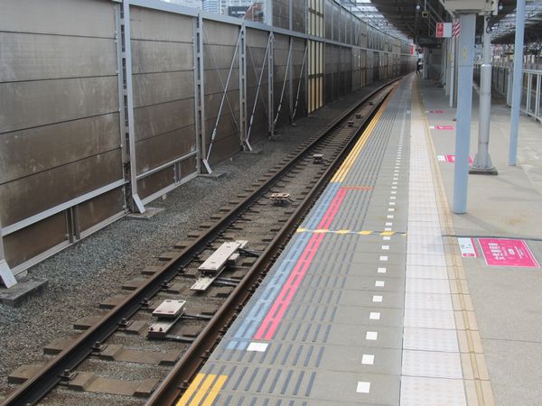 新丸子駅下り線は次の武蔵小杉駅まで500mしか離れていないため、駅構内に武蔵小杉駅停車用のTASC地上子も設置されている。武蔵小杉駅は8両編成と10両編成で渋谷方先頭車の停止位置が異なるため、P1地上子が合計4個設置されている。