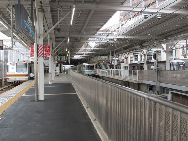 武蔵小杉駅で並ぶ東京メトロ7000系・9000系・東急5050系