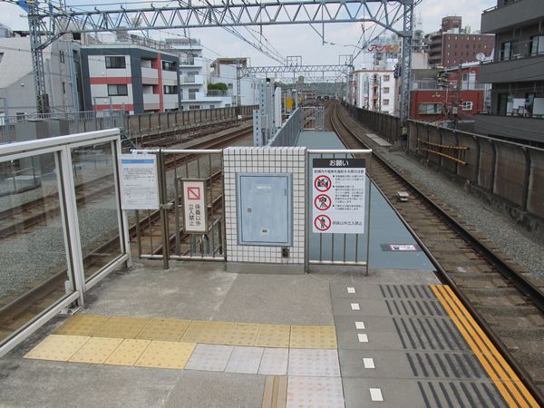新丸子駅渋谷方の優等列車対応通路。