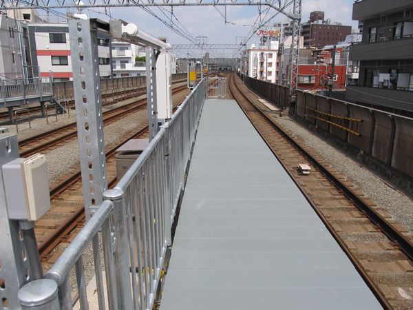 新丸子駅渋谷方の優等列車対応通路。
