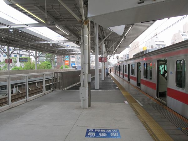 武蔵小杉駅のホーム延伸部分。10両編成の東急5050系4000番台が停車中。