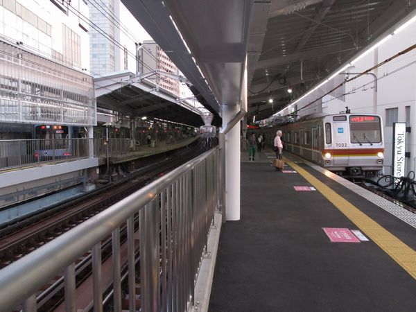 中目黒駅渋谷方の延伸ホームから駅中心方向を見る。