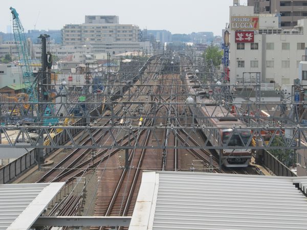 展望デッキからの眺め。真下にある武蔵小杉駅に出入りする電車が見える。