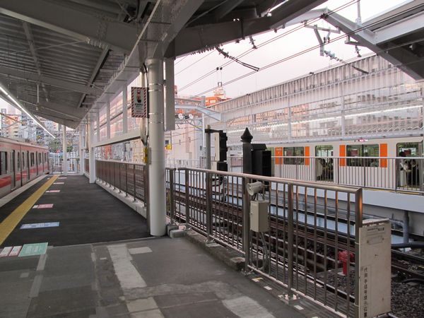 中目黒駅渋谷方の延伸ホーム。目黒川の橋梁上にある。