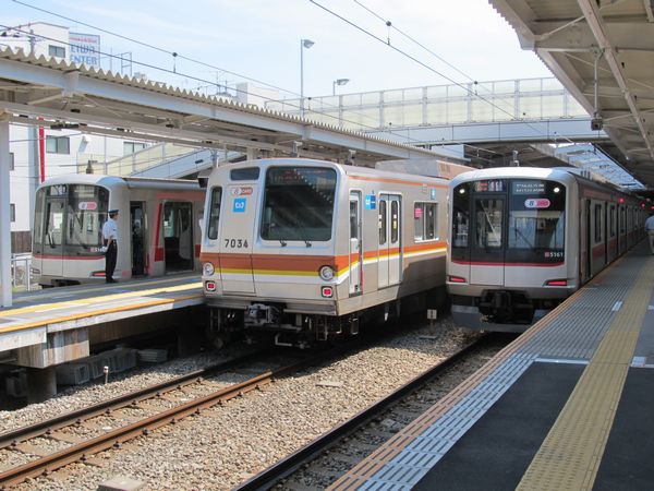 菊名駅で並ぶ東急5050系と東京メトロ7000系