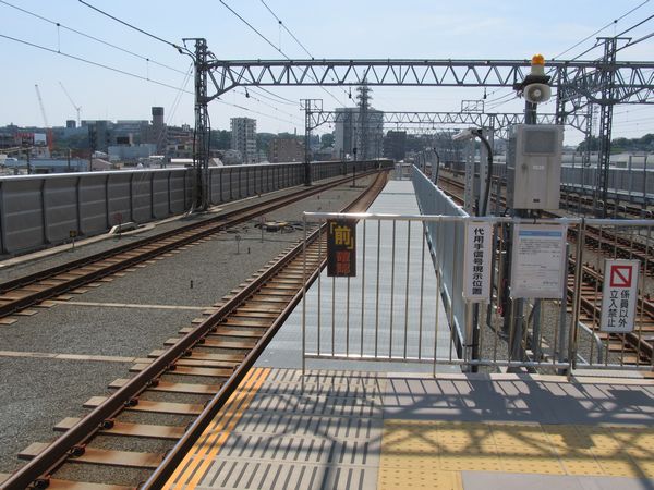 元住吉駅横浜方の優等列車対応通路。