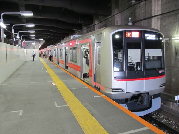 日吉駅のホーム延伸部分。10両編成の東急5050系4000番台が停車中。