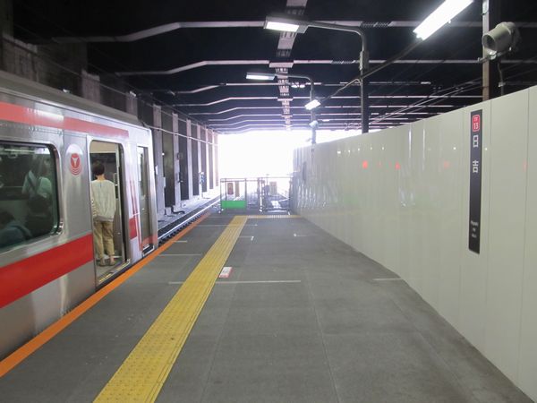 仮設構造となっている日吉駅東横線ホーム延伸部分。