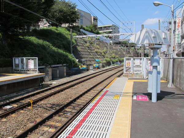大倉山駅渋谷方で建設中の優等列車対応通路。