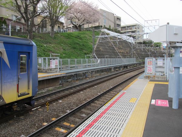 完成した大倉山駅の優等列車対応通路。