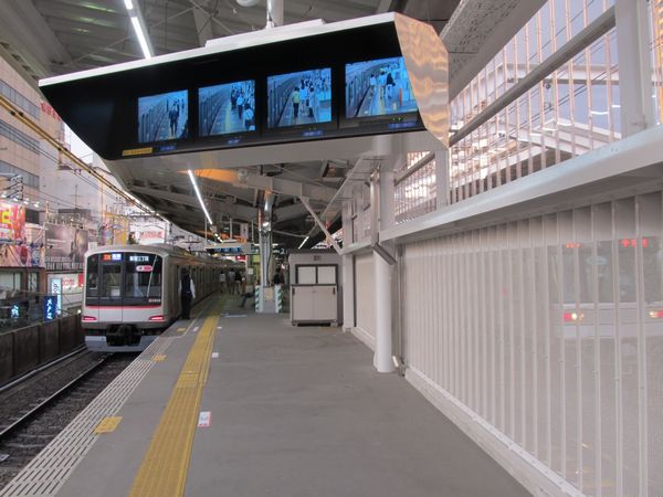 中目黒駅横浜方の延伸ホーム。こちらは日比谷線側が全面板で覆われている。
