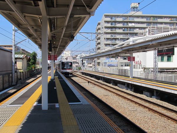 渋谷方に延長された菊名駅のホーム。床面の天井ブロックは例のごとく接着式。