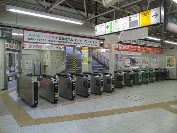 今後改札口の完全分離が予定されている菊名駅のJR・東急乗換改札口