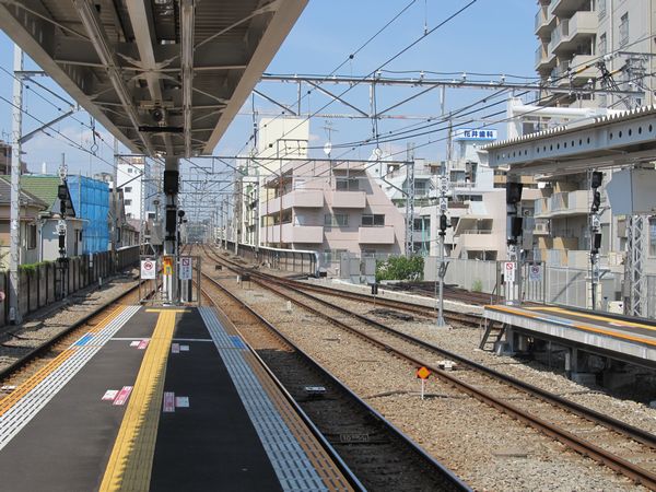 D：菊名駅ホームの渋谷方端にある出発・入換信号機。右の3・4番線は今回新設されたもの。