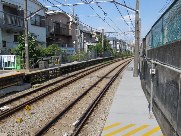 白楽駅の優等列車は最初期に設置されたもので、他の駅より粗雑な構造となっている。