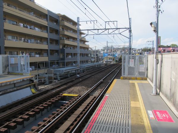 東白楽駅優等列車対応通路の2014年4月5日の状況。