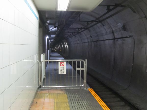 反町駅横浜方の優等列車対応通路。