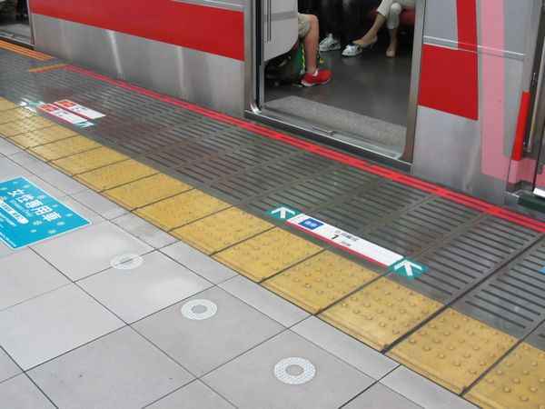 上り列車は「各停は右側」「急行・特急を左側」として乗車待機列を分けている。