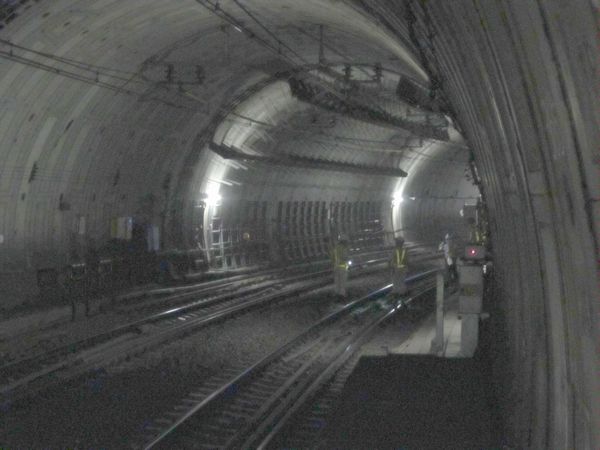 新高島駅ホーム横浜方の端からトンネル内で行われている補強工事を見る。