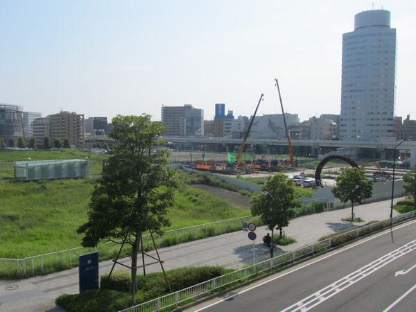 新高島駅横浜方の地上。右側に見えるリング状の物体がトンネル補強用の枠。