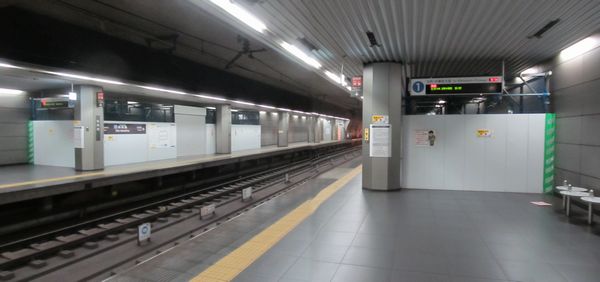 新高島駅ホーム上に設置されたトンネル補強工事用の資材置場