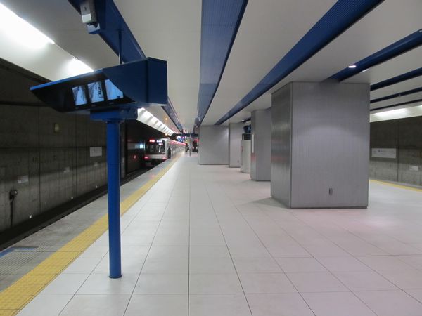 みなとみらい駅のホーム延長部分。内装は既存部分とほぼ同等。
