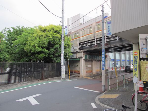 西口前から渋谷方面の高架橋を見る。左の樹木の部分に新しい上り線の高架橋が建設される。