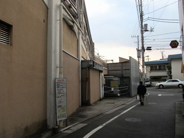 西口前の道路を横浜方面に進んだところ。ここには東急ストアの搬入口があった。