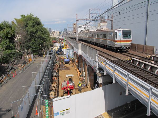 上り線渋谷方のホーム端から高架下で行われている工事の様子を見る。この先は中目黒駅に向かって35パーミルの下り勾配になっている。