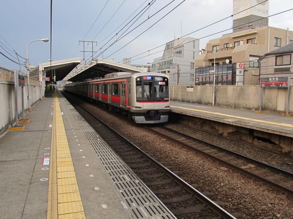 祐天寺駅ホーム横浜方。今立っている場所が将来の上り線の予定地である。