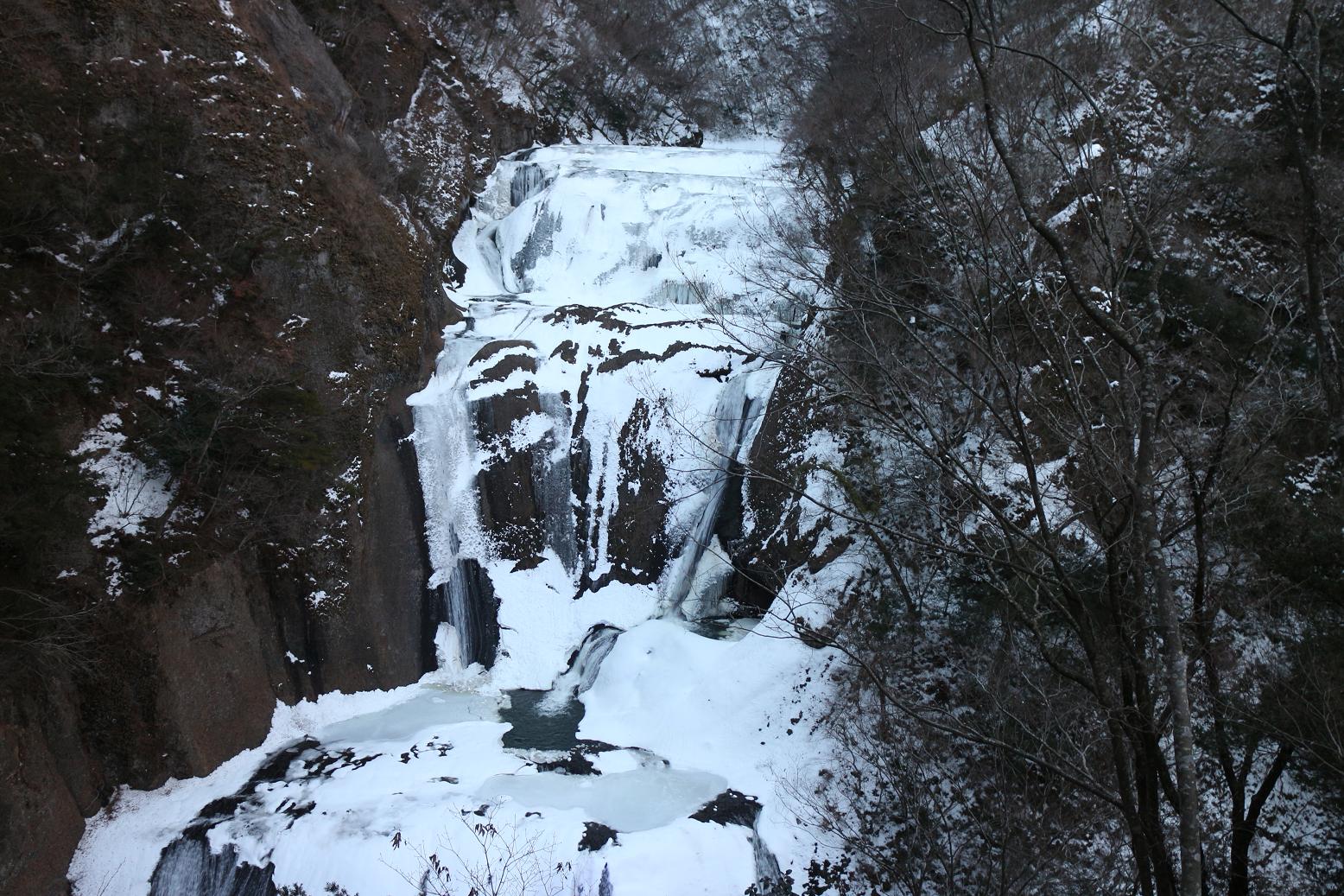 凍て付袋田の滝